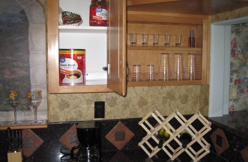 Citrus Heights Apartment | Grand Château. 2 King, 2 Queen beds. Kitchen. Pool. Patio. BBQ.