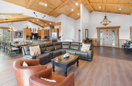 Castle Glen Estates Cabin | Grand Summit: LUXURY 5000+Sq Ft Log Style Estate! Lake & Sunset Views! HOT TUB! PET FRIENDLY 🐾! Home Theater! Game Room! Central AC!
