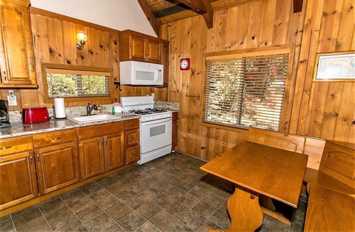 Big Bear Lake Cabin | Grandpas Axe Village Retreat w/Hot Tub