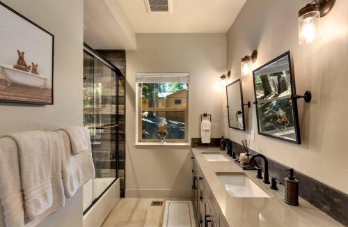 Country Club Estates House | Grandview Manor - Luxury - Hot tub - Stylish