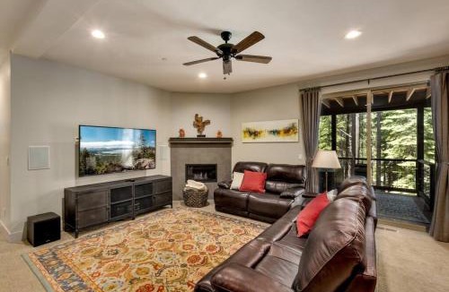 Country Club Estates House | Grandview Manor - Luxury - Hot tub - Stylish