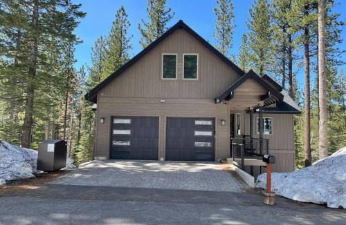 Country Club Estates House | Grandview Manor - Luxury - Hot tub - Stylish