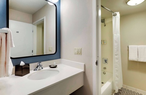 Oyster Point Hotel | Great Value, Quality Stay! Pet-friendly Property, Near Costaños Canyon Park