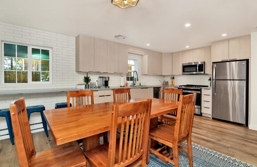 Big Bear Lake Ski Chalet | Green Canoe Cabin- Hot Tub- Smart TVs- BBQ- Relaxing Central Moonridge Chalet