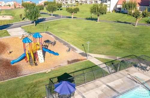 Chelan Condo | Ground Floor 1-bedroom condo at Lake Chelan Shores, patio with BBQ,