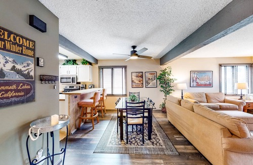 Mammoth Lakes Condo | Ground-Level Condo w/Pellet Stove, Deck & Shared Hot Tub/Pool - 1 Mile to Lifts