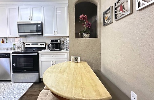 Oakland House | Group Friendly-Fast WiFi-freeParking-Private YD & Patio-Centrally located