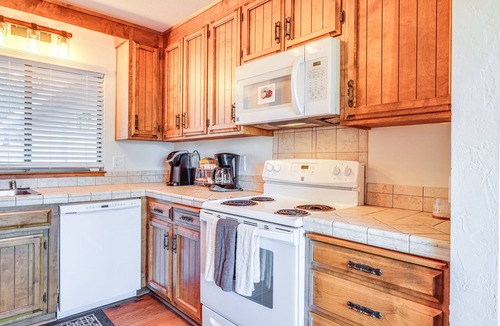 Groveland House | Groveland Home w/Deck: 2 Mi to Pine Mountain Lake