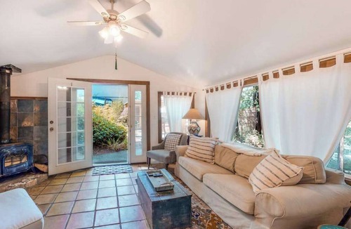 Guerneville House | Guerneville 2BR vineyard-view cottage with atrium — dogs welcome