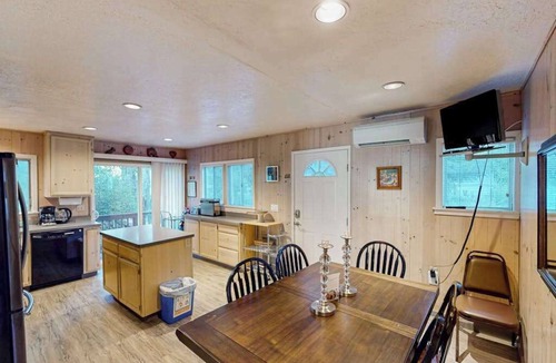 Guerneville House | Guerneville Dog-Friendly Riverfront Cabin with Outdoor Kitchen