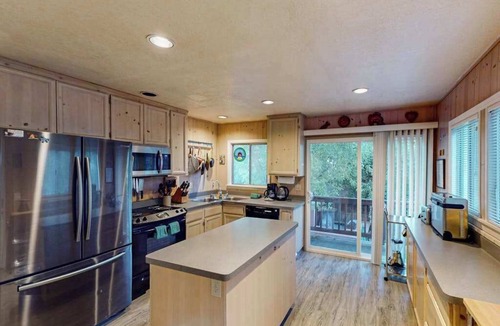 Guerneville House | Guerneville Dog-Friendly Riverfront Cabin with Outdoor Kitchen