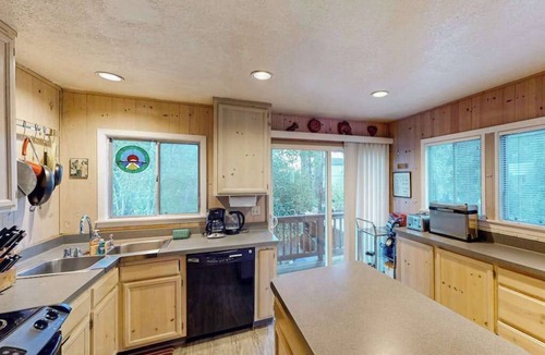 Guerneville House | Guerneville Dog-Friendly Riverfront Cabin with Outdoor Kitchen