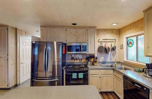 Guerneville House | Guerneville Dog-Friendly Riverfront Cabin with Outdoor Kitchen