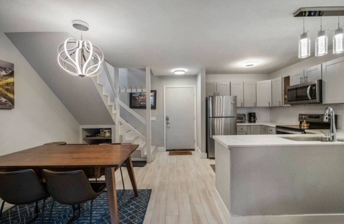 Mammoth Lakes Resort | Guest Favorite! Spacious Remodeled 2bd 2ba Mtn Views, Covered Parking, Hot Tubs