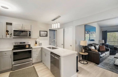 Mammoth Lakes Resort | Guest Favorite! Spacious Remodeled 2bd 2ba Mtn Views, Covered Parking, Hot Tubs