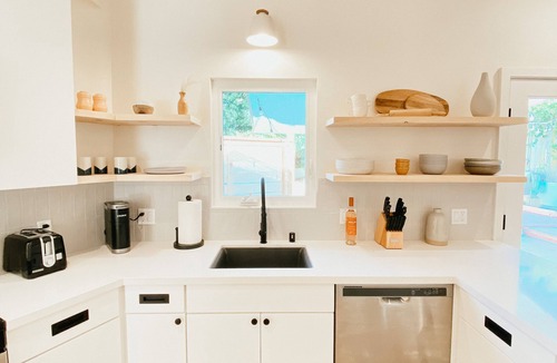 Alta Mesa House | Guest house 1 mi. to State St. & beach! Mountain views, BBQ, fire pit, patio