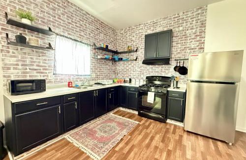 Dinuba House | GUEST RANCH HOUSE w POOL access near NATL PARKS