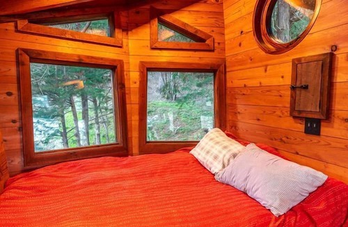 Half Moon Bay Cabin | Half Moon Bay Glamping Getaway in an Idyllic Tree House and Cabin