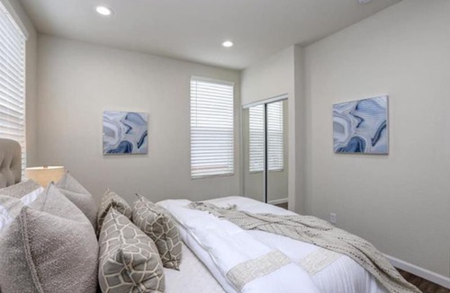 Horace Mann Apartment | Hammerhead Room | SJ Shark House
