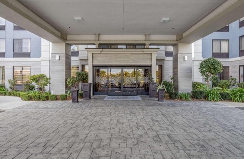 The East Side Hotel | Hampton Inn San Francisco Airport