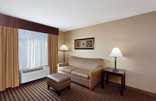 Herndon Hotel | Hampton Inn & Suites Fresno-Northwest