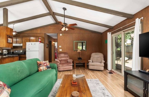 Sierra Cedars Cabin | Happy Bear | Minutes to Town + Lake + Pet Friendly