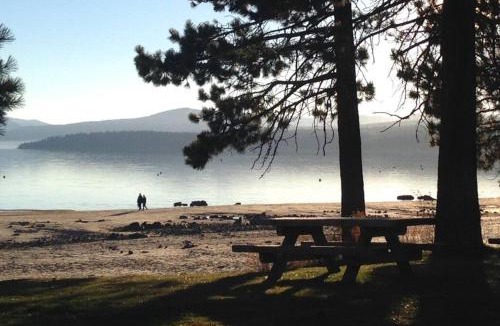 Kings Beach House | Happy Cabin Near Snow and Lake with Hot Tub, Dogs OK