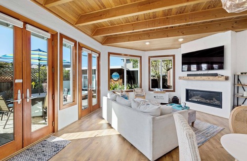 Eastside Santa Cruz House | Harbor home - with a hot tub!