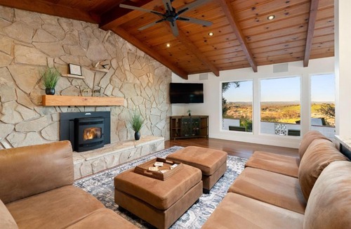 Paso Robles House | Harleys Hideaway Hilltop Views, Hot Tub & Pets