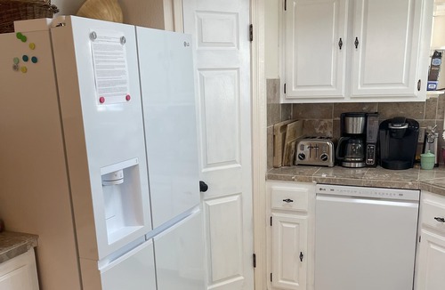 Lake Havasu City House | Havasu Resort home sleeps 10 + entertain 50 BBQ pool 🏀 theater ⛳️green 🔥place