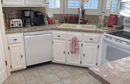 Lake Havasu City House | Havasu Resort home sleeps 10 + entertain 50 BBQ pool 🏀 theater ⛳️green 🔥place