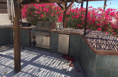 Lake Havasu City House | Havasu Resort home sleeps 10 + entertain 50 BBQ pool 🏀 theater ⛳️green 🔥place