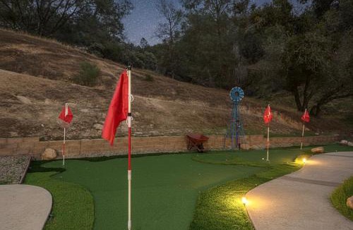 Oakhurst Villa | Heaven Heights - HotTub, Pet Friendly, EV Outlet, Pool Table, Game Room, BBQ, FirePit, Library