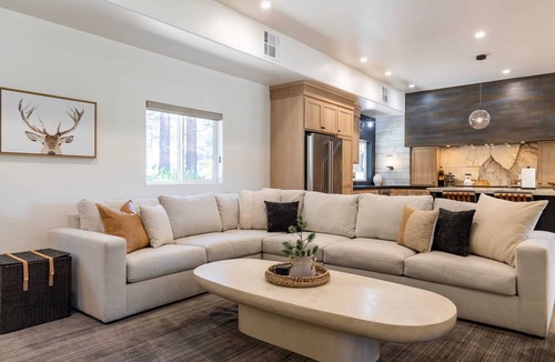 South Lake Tahoe Cabin | Heavenly Paradise: Luxury Ski & Beach Escape