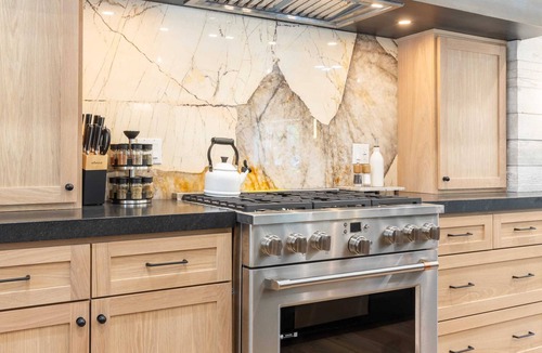 South Lake Tahoe Cabin | Heavenly Paradise: Luxury Ski & Beach Escape