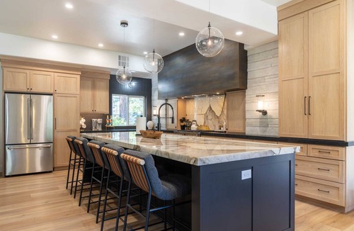 South Lake Tahoe Cabin | Heavenly Paradise: Luxury Ski & Beach Escape