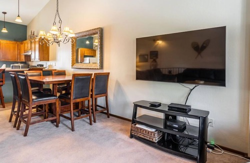 Mammoth Lakes House | Helios S #5 - Pet Friendly 2 Bedroom 3 bathroom Townhouse, Just a short walk to Village Gondola
