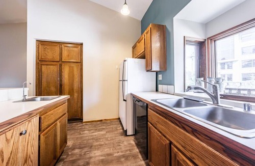 Mammoth Lakes House | Helios S #5 - Pet Friendly 2 Bedroom 3 bathroom Townhouse, Just a short walk to Village Gondola