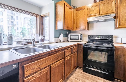 Mammoth Lakes House | Helios S #5 - Pet Friendly 2 Bedroom 3 bathroom Townhouse, Just a short walk to Village Gondola