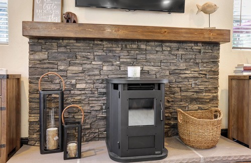 West Village Cabin | Hibernation Station- Walk to town, hike to lake!