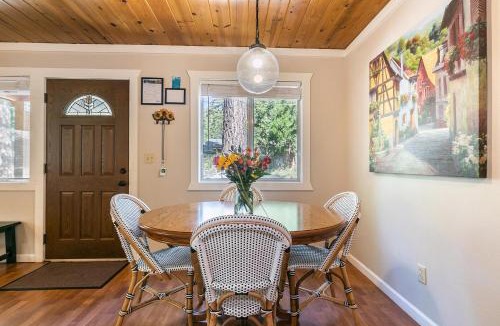 Sunnyside House | Hidden Willow at Tahoe Park - Cozy 2 BR Cabin, Walk to Dining, Near Skiing