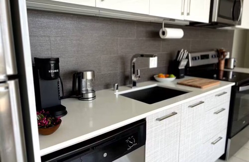 Downtown Los Angeles Apartment | Highrise Condo . Skyline Views . Trendy DTLA