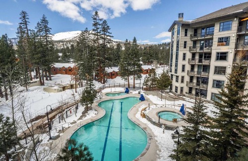 Mammoth Lakes House | Hillside #508 - Cozy Studio w King Bed Fireplace & Kitchenette