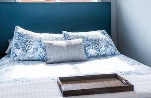 Folsom Apartment | Historic Folsom Hotel Style Cottage By The Lake!