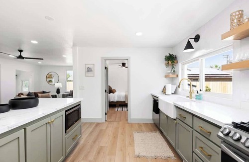 Exeter House | Historic Schoolhouse Retreat, Walk to Downtown Exeter