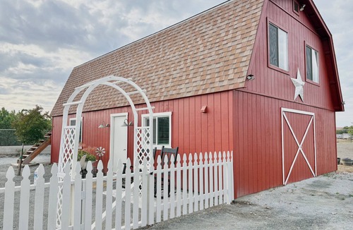 Hanford House | Hobby farm+private apt+full kitchen+spacious+king bed