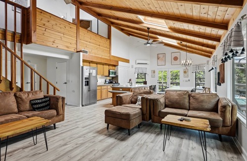 Oakhurst House | Hodges Hill Hideout w/pool, spa, BBQ - Dog Friendly!