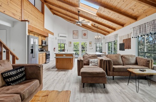 Oakhurst House | Hodges Hill Hideout w/pool, spa, BBQ - Dog Friendly!