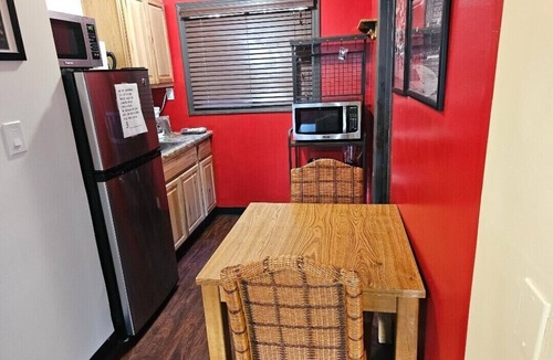Mammoth Lakes Hotel | Holiday Haus Motel