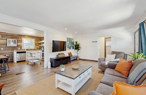 Lakeside Park Cabin | Holiday Home & Hot Tub | Walk 12 Mins to Beach or 6 Mins to Heavenly Gondola
